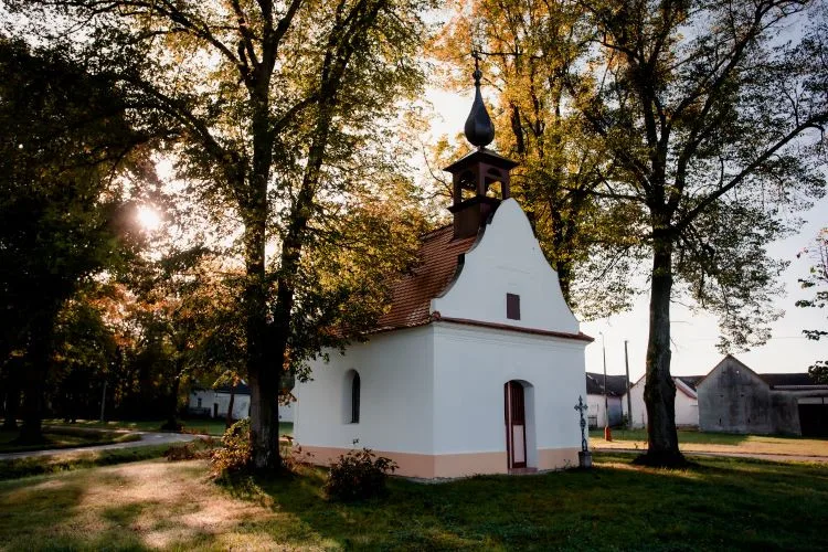 Kaplička na návsi ve Valu u Veselí nad Lužnicí dostala nová okna, dveře, fasádu i podlahu.