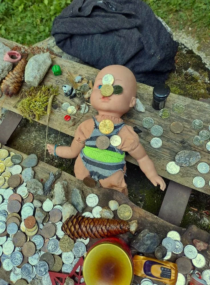 Nahromaděné předměty věnované Panně Marii u zázračné Hauswaldské kaple na Šumavě se některým turistům nelíbí