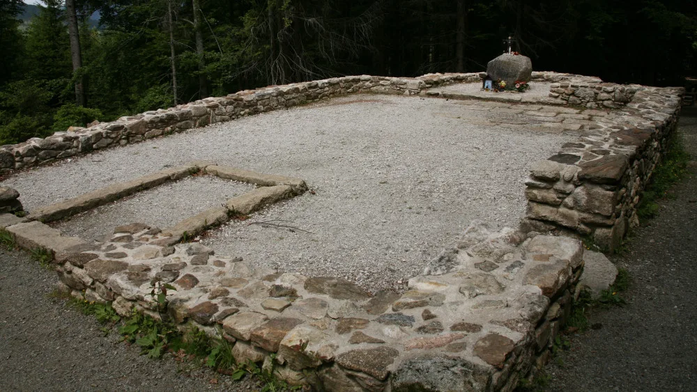 Nahromaděné předměty věnované Panně Marii u zázračné Hauswaldské kaple na Šumavě se některým turistům nelíbí