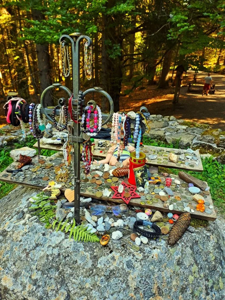 Nahromaděné předměty věnované Panně Marii u zázračné Hauswaldské kaple na Šumavě se některým turistům nelíbí