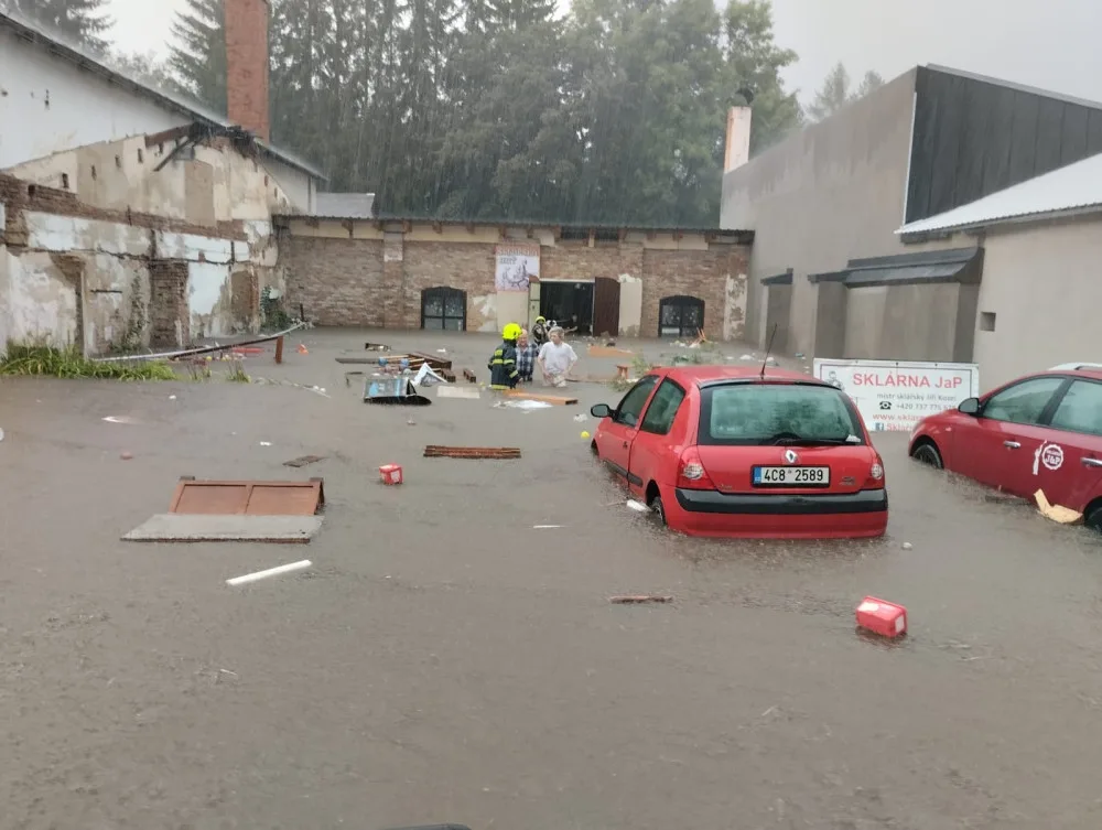Spadané stromy i auto, které vzala velká voda, včerejší bouřky si vyžádaly desítky hasičských výjezdů