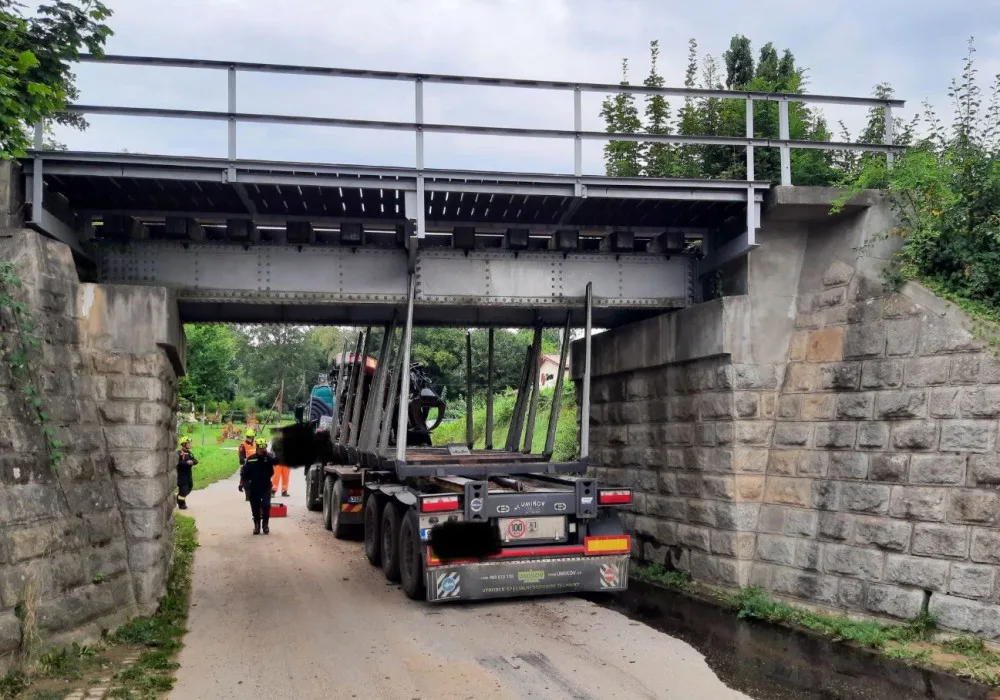 Ve Slavonicích uvízl kamion pod železničním viaduktem
