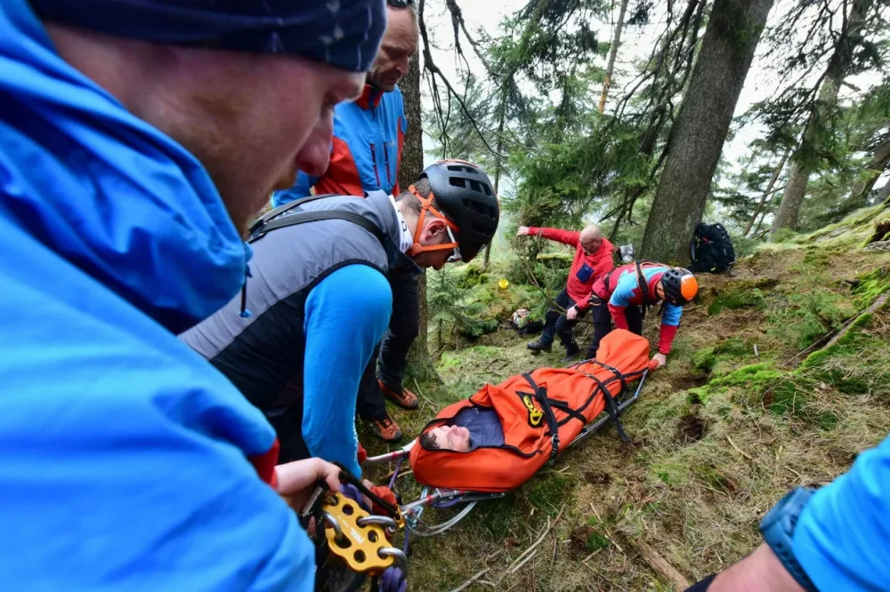 S rostoucí oblibou hor vzrůstá i počet výjezdů horské služby. Pomoc potřebují turisté pěší i na kolech
