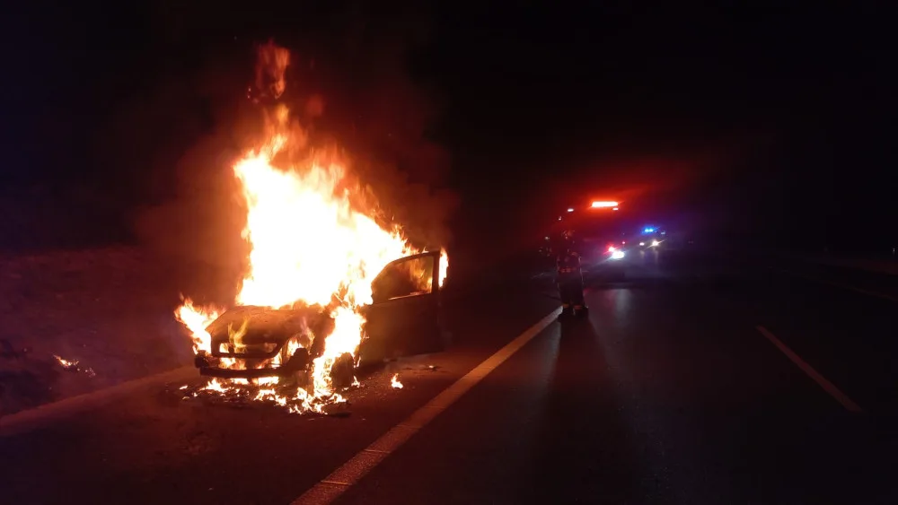 Na dálnici D3 v noci shořelo auto, nehoda se obešla bez zranění