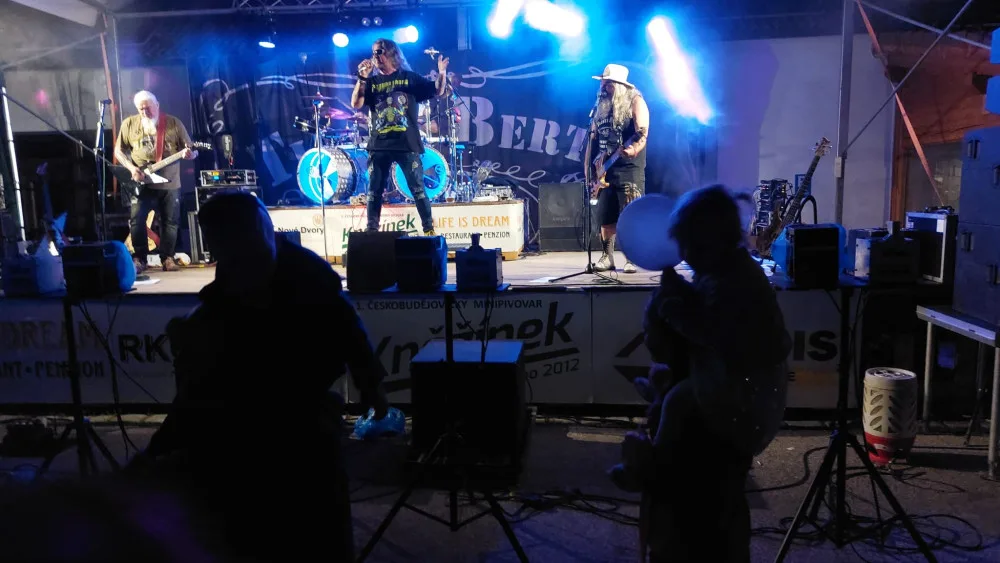 Hudební festival Loučení s létem v minipivovaru Kněžínek zve na kapely i příjemnou atmosféru