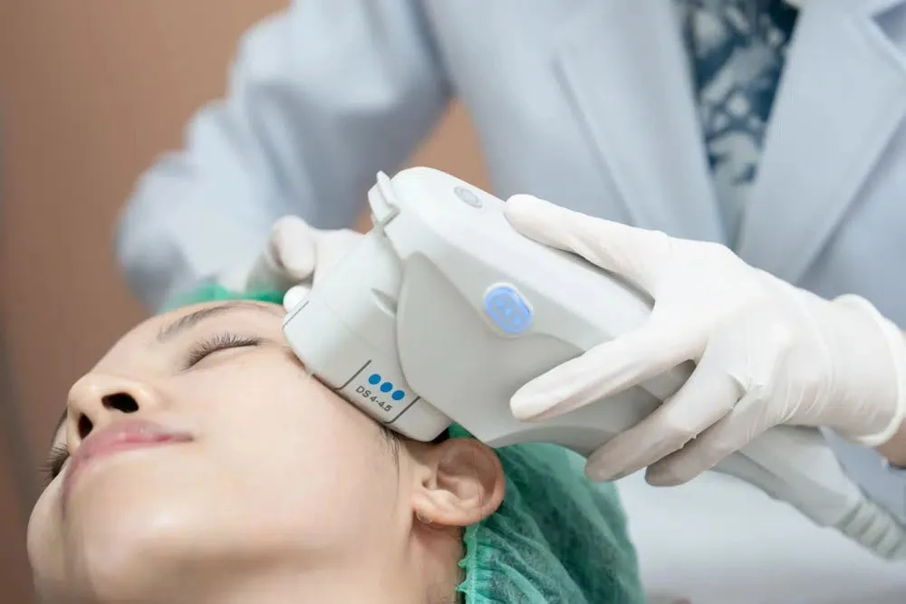 Za oblíbeným liftingem celebrit nemusíte do Prahy či zahraničí. Klinika OK Medical nabízí populární zákrok přístrojem Ultherapy®