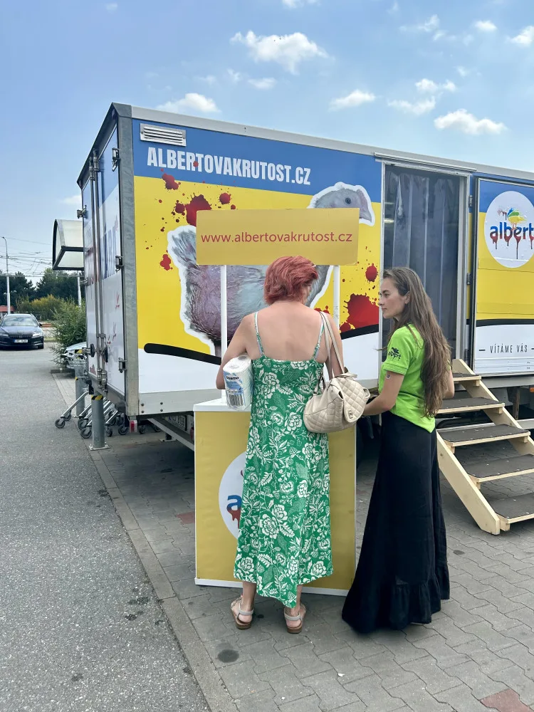 Obránci zvířat upozorňovali na problematický chov kuřat. S „krutokárou“ zastavili i v Budějcích