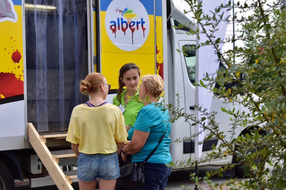 Obránci zvířat upozorňovali na problematický chov kuřat. S „krutokárou“ zastavili i v Budějcích