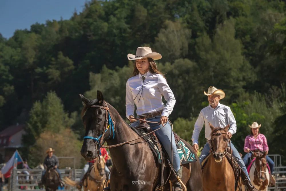 Americké rodeo v Boršově nad Vltavou. Soutěž o mistra ČR, slavnostní atmosféra a spousta zábavy na louce u Vltavy