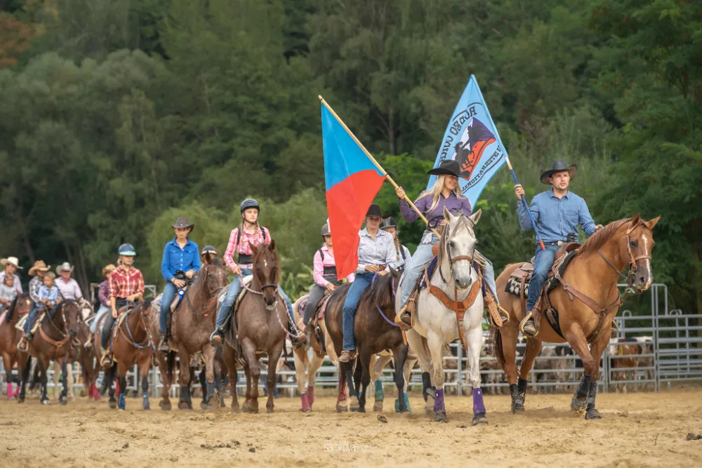 Americké rodeo v Boršově nad Vltavou. Soutěž o mistra ČR, slavnostní atmosféra a spousta zábavy na louce u Vltavy