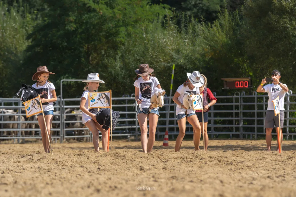Americké rodeo v Boršově nad Vltavou. Soutěž o mistra ČR, slavnostní atmosféra a spousta zábavy na louce u Vltavy