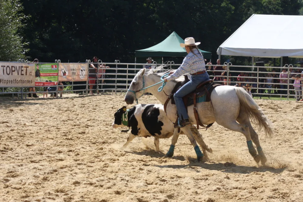 Americké rodeo v Boršově nad Vltavou. Soutěž o mistra ČR, slavnostní atmosféra a spousta zábavy na louce u Vltavy
