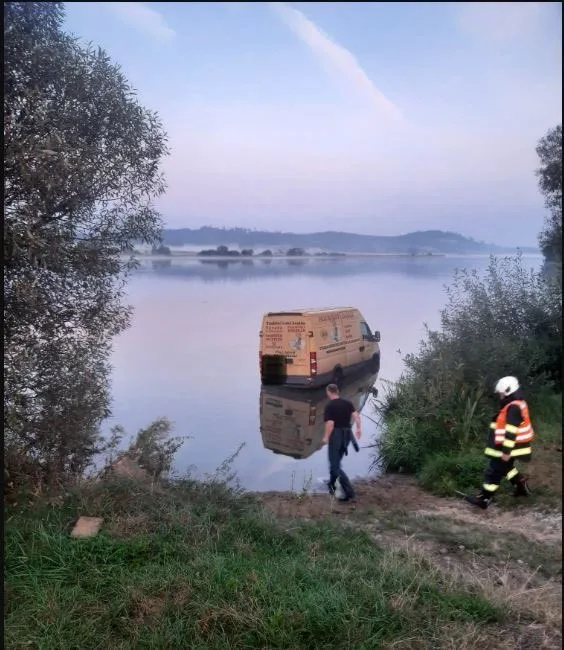Kvůli zdravotním komplikacím ztratila žena kontrolu nad vozidlem a sjela do rybníka. Oživit se ji již nepodařilo