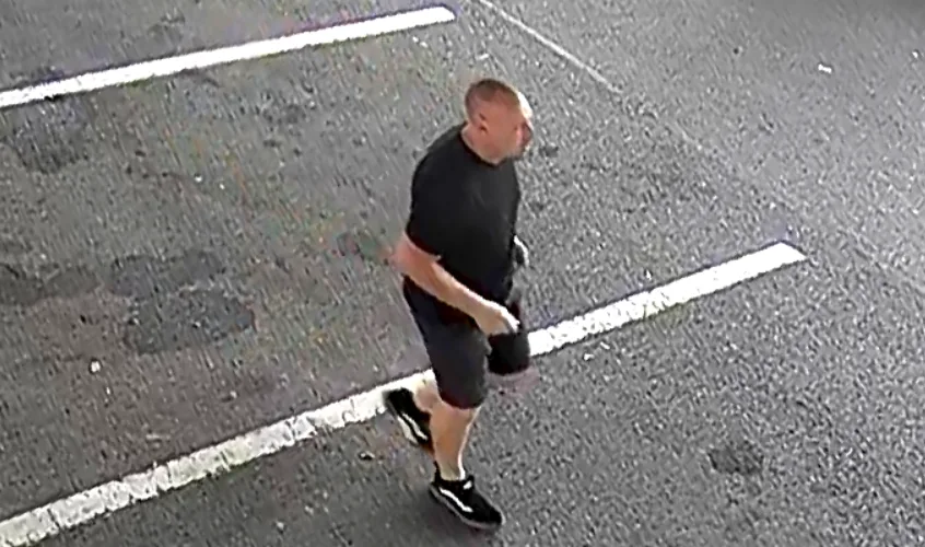 Policie pátrá po podezřelém, který na parkovišti u Makra odcizil z auta více než 160 tisíc