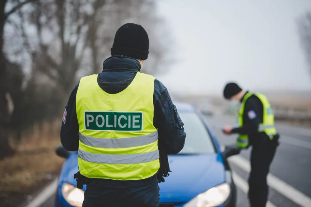 Při hromadné akci zkontrolovali policisté téměř 1900 řidičů a odhalili přes 220 přestupků a trestných činů