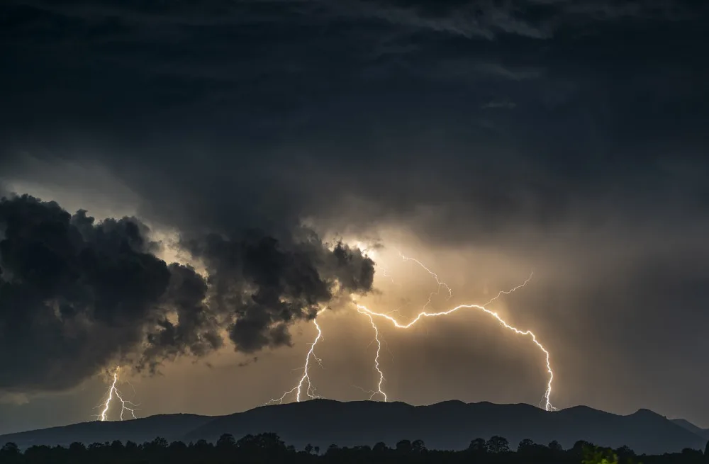 Večer dorazí do Čech silné bouřky, varovali meteorologové
