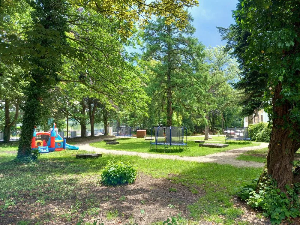 Lanový park, bobová dráha i dinopark. Zámecký areál v Chlumu u Třeboně se nadále bez jakýchkoli povolení mění v zábavní park