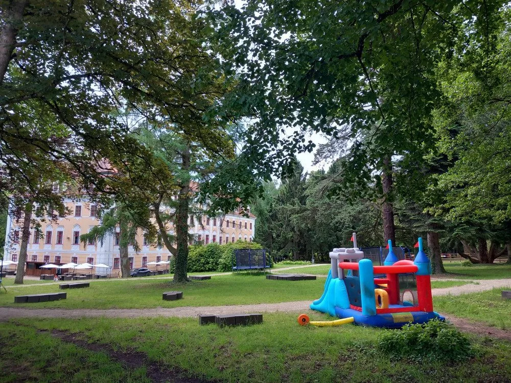 Lanový park, bobová dráha i dinopark. Zámecký areál v Chlumu u Třeboně se nadále bez jakýchkoli povolení mění v zábavní park