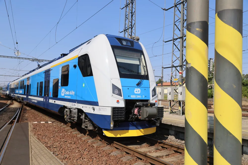 Jihočeský kraj převzal nové motorové RegioFoxy a elektrické RegioPantery
