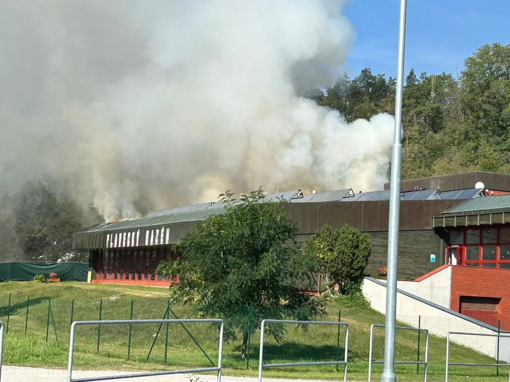 V Českém Krumlově hoří plavecký bazén, hasiči již vyhlásili 3. stupeň požárního poplachu