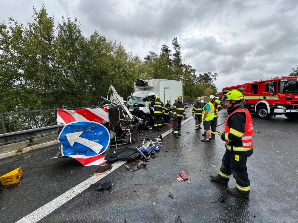Na dálnici D3 u Tábora se střetla dodávka s vozidlem údržby, řidič zůstal ve voze zaklíněný