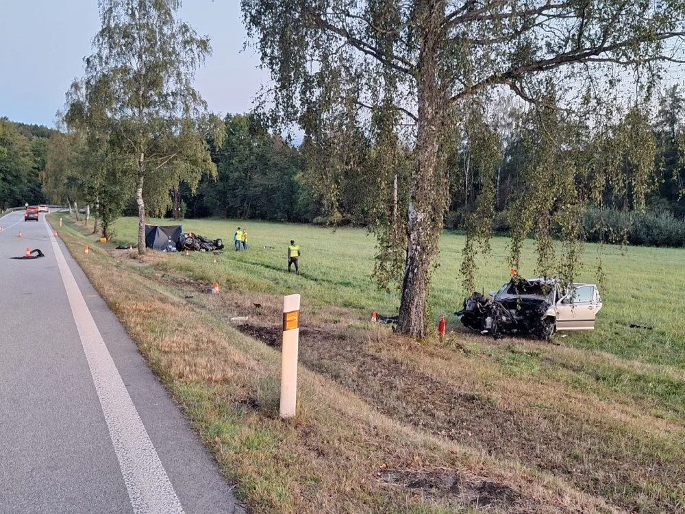 Tragická dopravní nehoda. Na Jindřichohradecku se čelně srazila dvě osobní auta