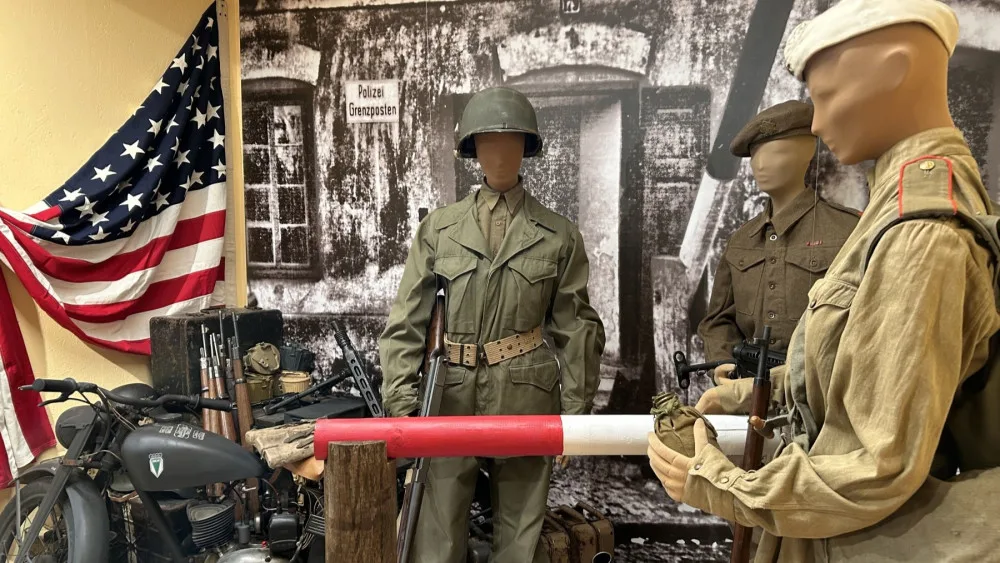 Unikátní výstava poutavě představuje historii ostrahy hranic na Českokrumlovsku v letech 1918 - 2007