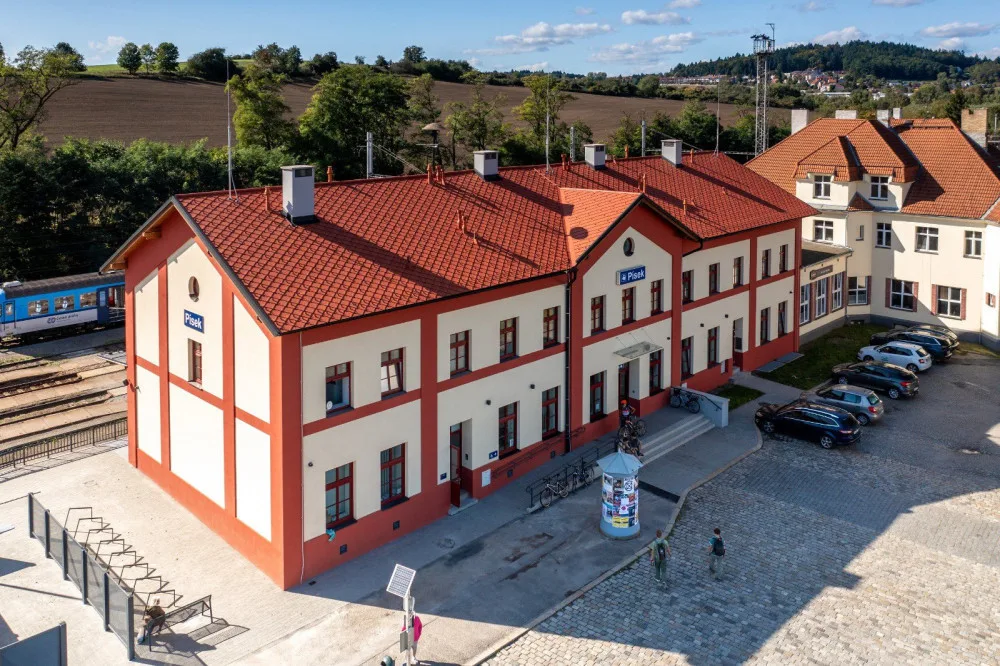 Prostor před vlakovým nádražím v Písku čeká rekonstrukce, vyřeší parkování aut i sdílených kol