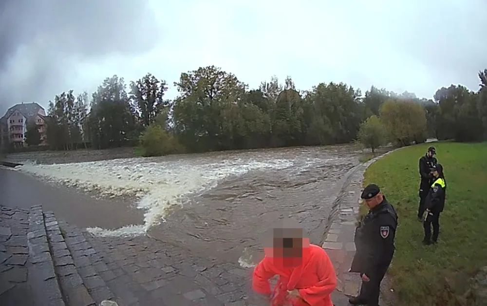 Žena v Českých Budějovicích se přišla vykoupat do rozvodněné řeky. Lákala mě síla vody, řekla policistům
