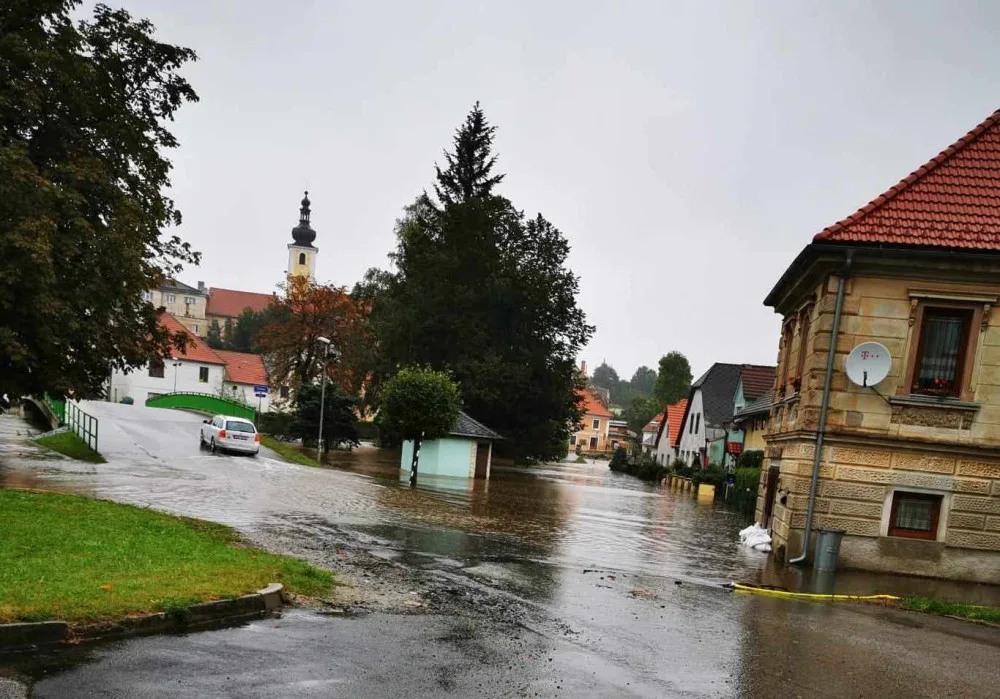 V Benešově nad Černou na Českokrumlovsku voda natekla do dvou desítek domů
