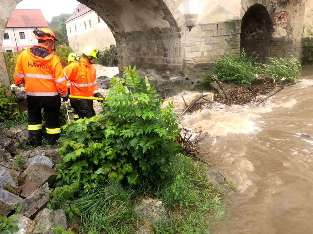Hasiči evidují téměř 500 povodňových výjezdů, tahali auto z řeky a zachraňovali hospodářská zvířata