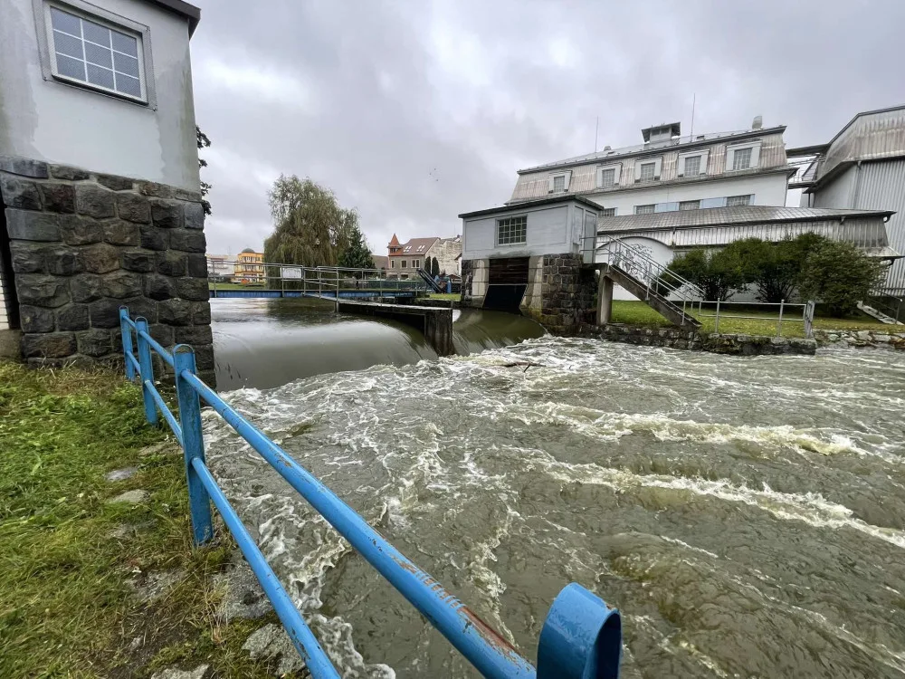 Obyvatelé části Veselí n. Lužnicí se ráno evakuovat nemusí, hrozba však stále trvá
