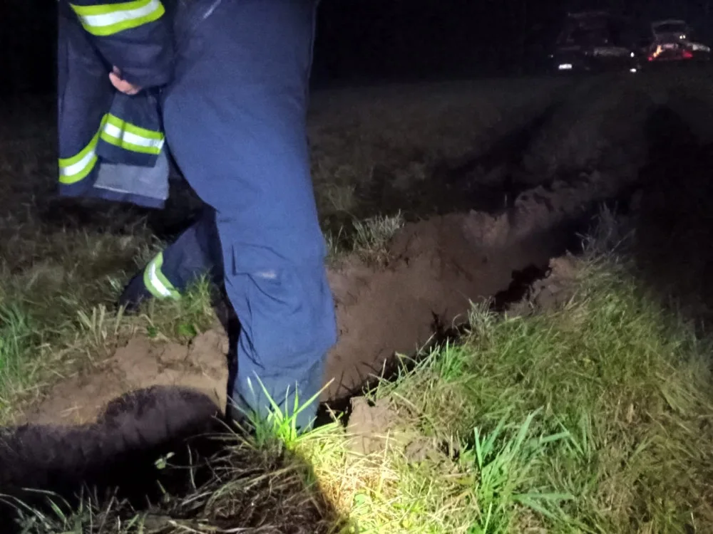 Ve shořelém domě našli hasiči mrtvé tělo, policie nařídila pitvu. Hašení ohně komplikovala smečka rotvajlerů