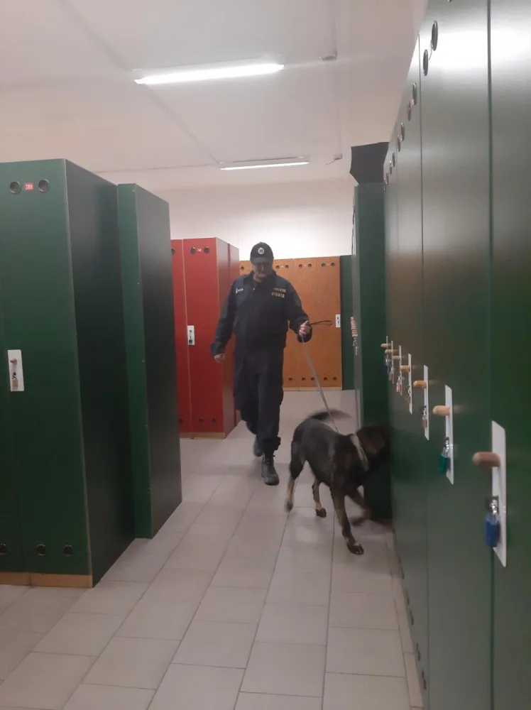 Student poslal anonymní výhružku do školy. Policie ho během několika hodin dopadla