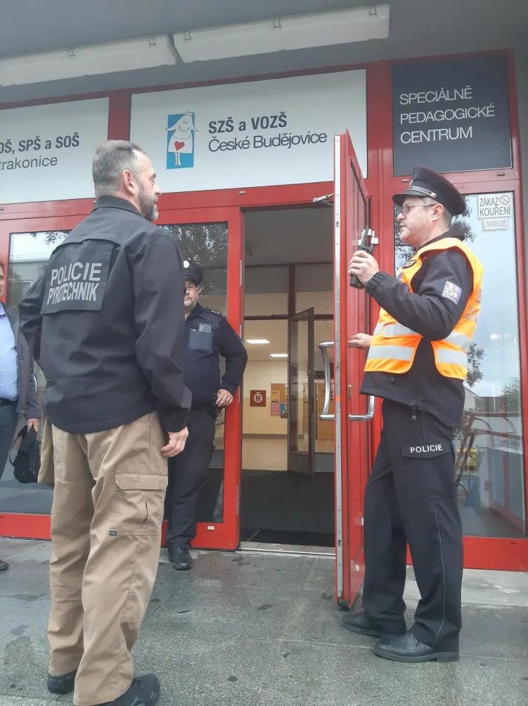 Student poslal anonymní výhružku do školy. Policie ho během několika hodin dopadla