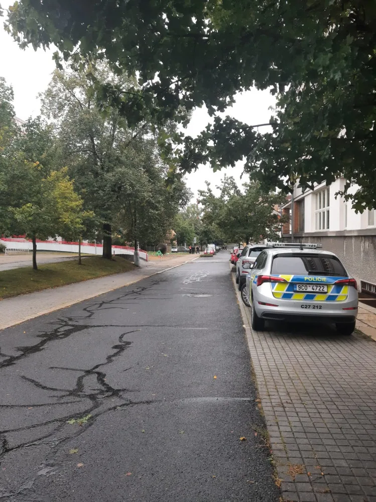 Student poslal anonymní výhružku do školy. Policie ho během několika hodin dopadla