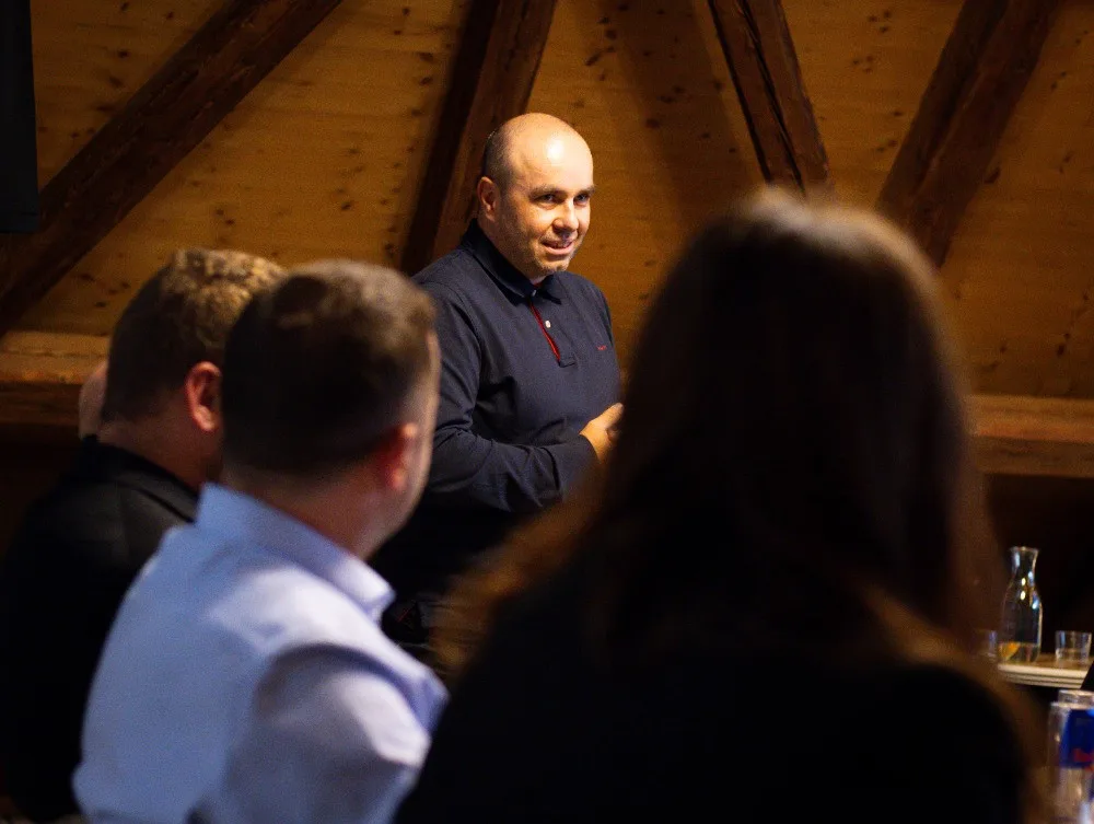 Black Dogs Budweis novou sezonu univerzitní hokejové ligy zahájil setkáním se sponzory a médií. Profesor Marek Vochozka, prorektor VŠTE, která je strategickým partnerem Vysoké školy mezinárodního podnikání v Prešově, na něm představil i její nový bakalářs