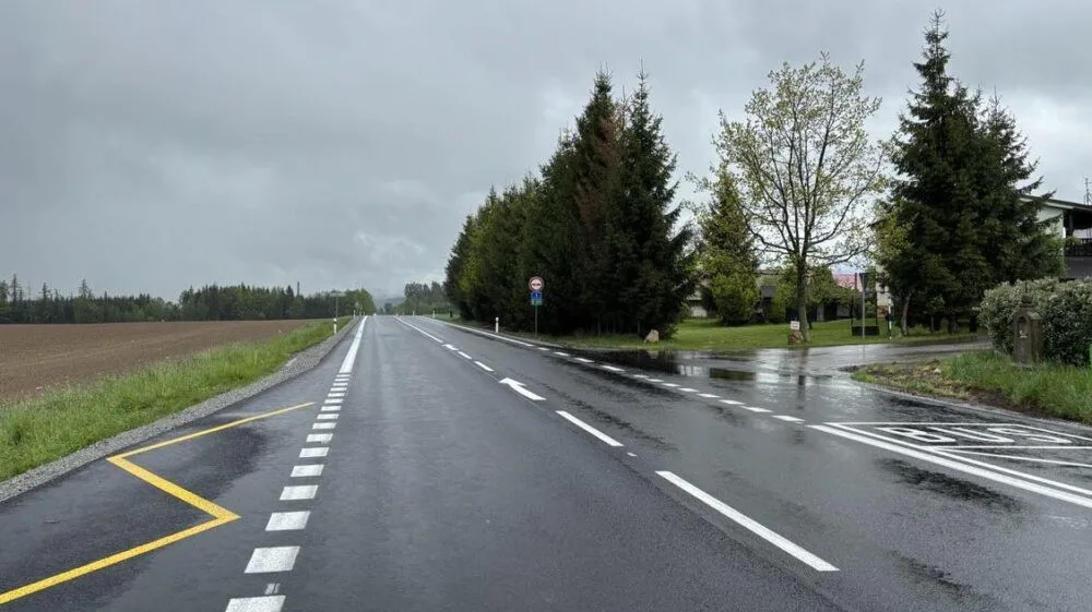 Silnice I/3 mezi Hubenovem a Kaplicí se opravuje. Jezdí se kyvadlově