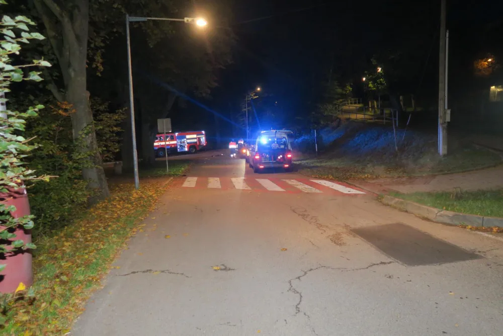 Muž na elektrokoloběžce nedal přednost autu a havaroval. Po nehodě zůstal v bezvědomí