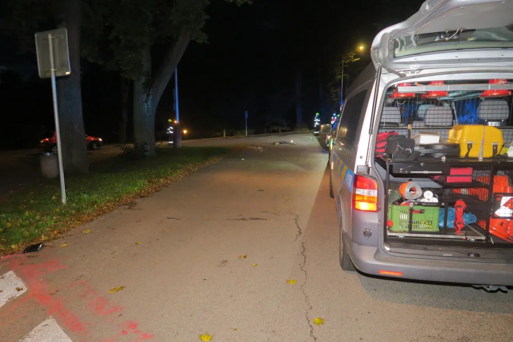 Muž na elektrokoloběžce nedal přednost autu a havaroval. Po nehodě zůstal v bezvědomí