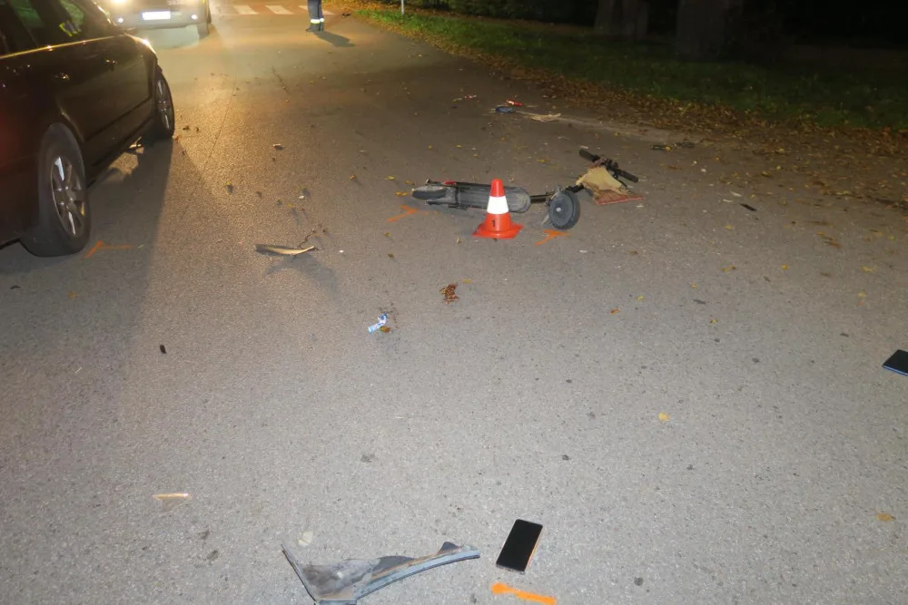 Muž na elektrokoloběžce nedal přednost autu a havaroval. Po nehodě zůstal v bezvědomí