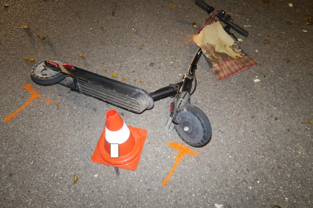 Muž na elektrokoloběžce nedal přednost autu a havaroval. Po nehodě zůstal v bezvědomí