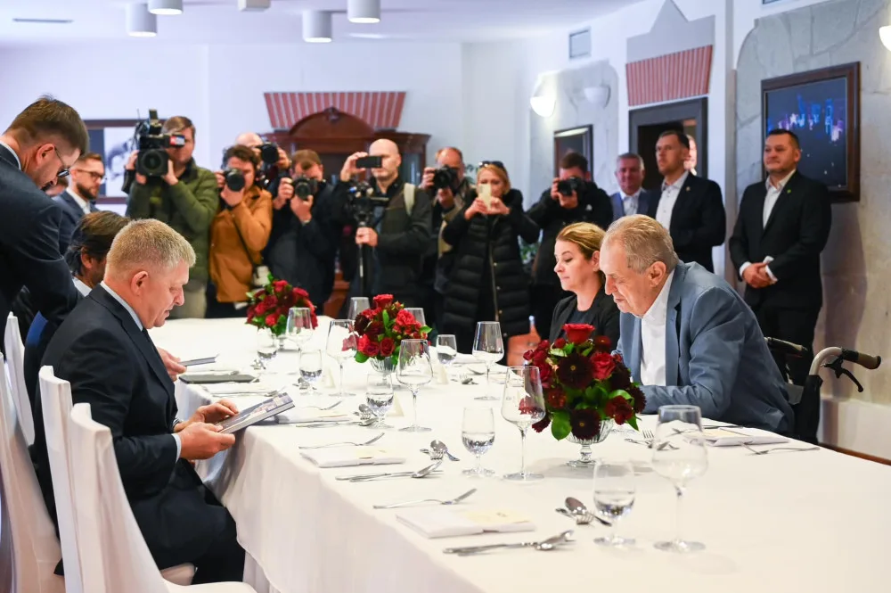 Miloš Zeman oslavil jubileum v hotelu Štekl. Gratulovali mu Fico, Kaliňák i čínský velvyslanec.