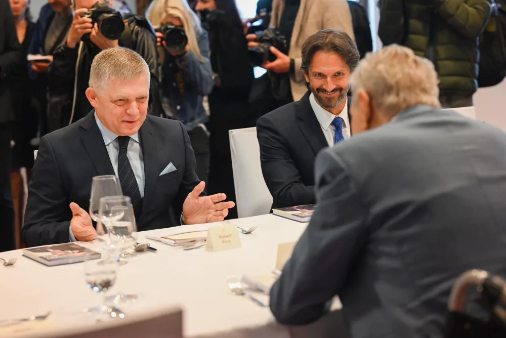 Miloš Zeman oslavil jubileum v hotelu Štekl. Gratulovali mu Fico, Kaliňák i čínský velvyslanec.