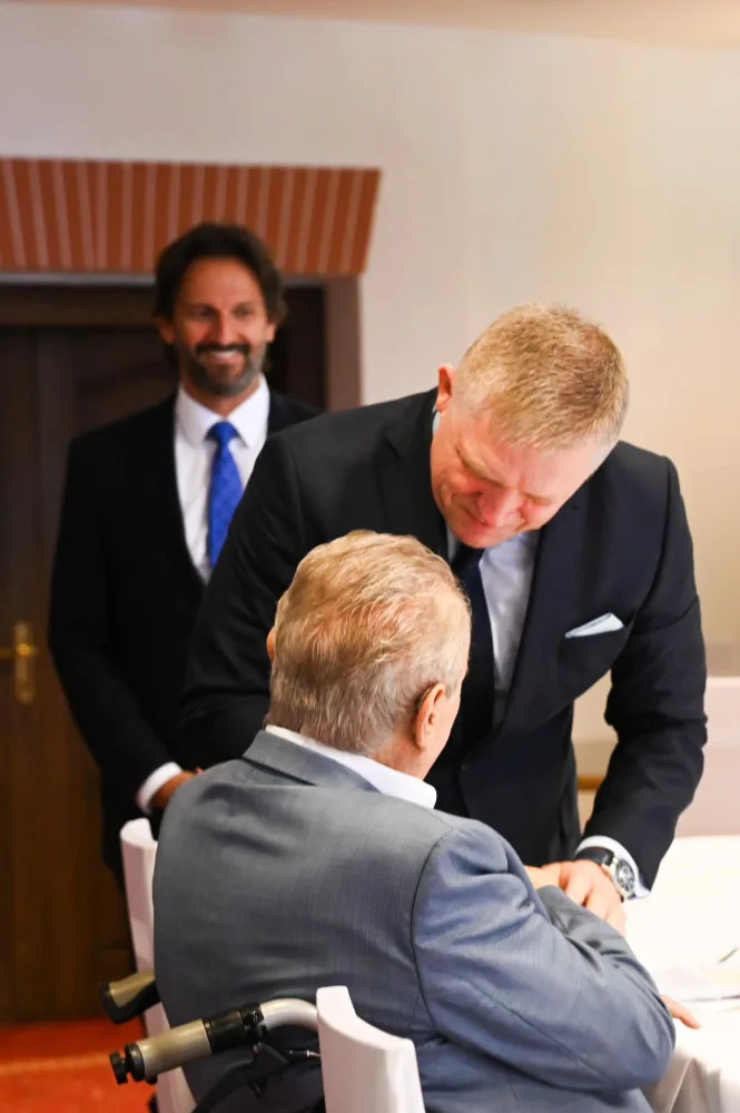 Miloš Zeman oslavil jubileum v hotelu Štekl. Gratulovali mu Fico, Kaliňák i čínský velvyslanec.