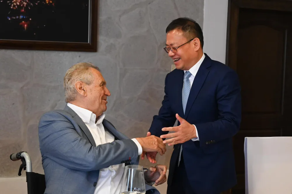 Miloš Zeman oslavil jubileum v hotelu Štekl. Gratulovali mu Fico, Kaliňák i čínský velvyslanec.