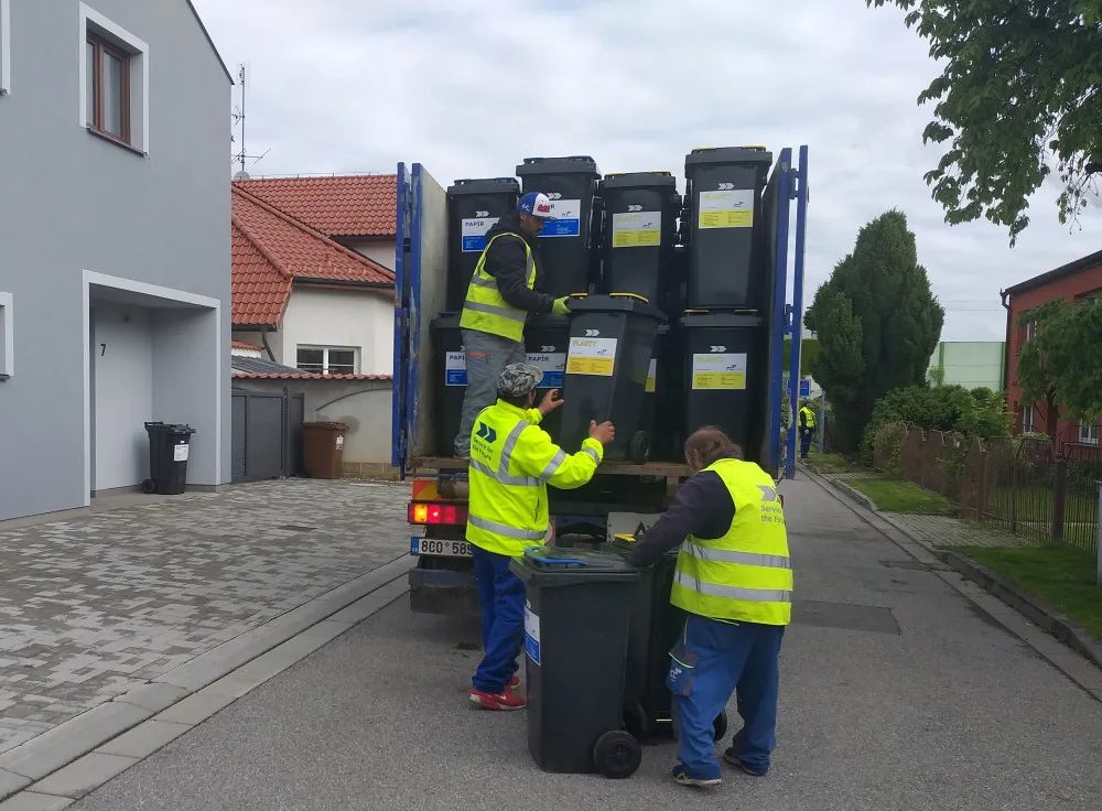 České Budějovice nadále rozšiřují projekt třídění odpadů od prahu domů.