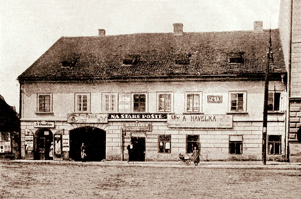 Stará pošta na Pražské. Sídlila tam v hostinci už od roku 1533. Patří k poštovní historii. Zvláštní je, že poslední stavitel Černé věže Vincenc Vogarelli se na poštu přiženil a stal se poštmistrem.