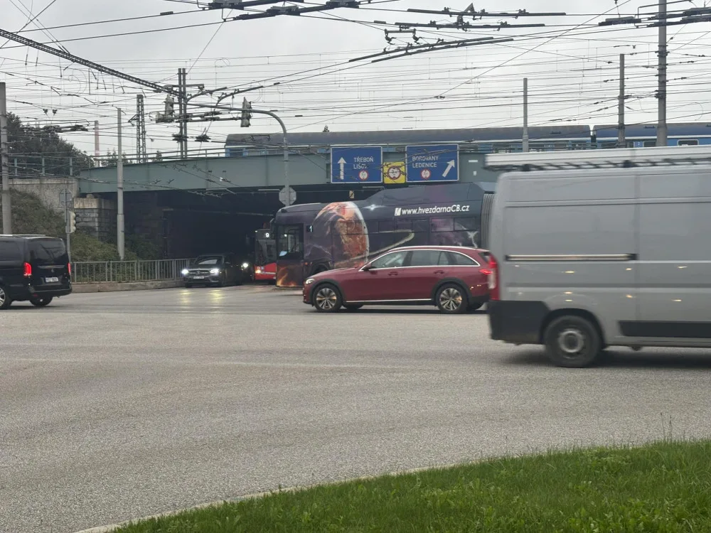 Dopravu v Českých Budějovicích zkomplikovaly stržené troleje