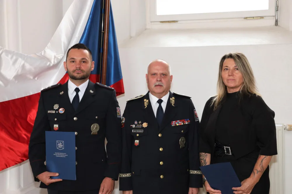 Muž krvácel a po těle měl popáleniny. Policisté pomohli s jeho záchranou